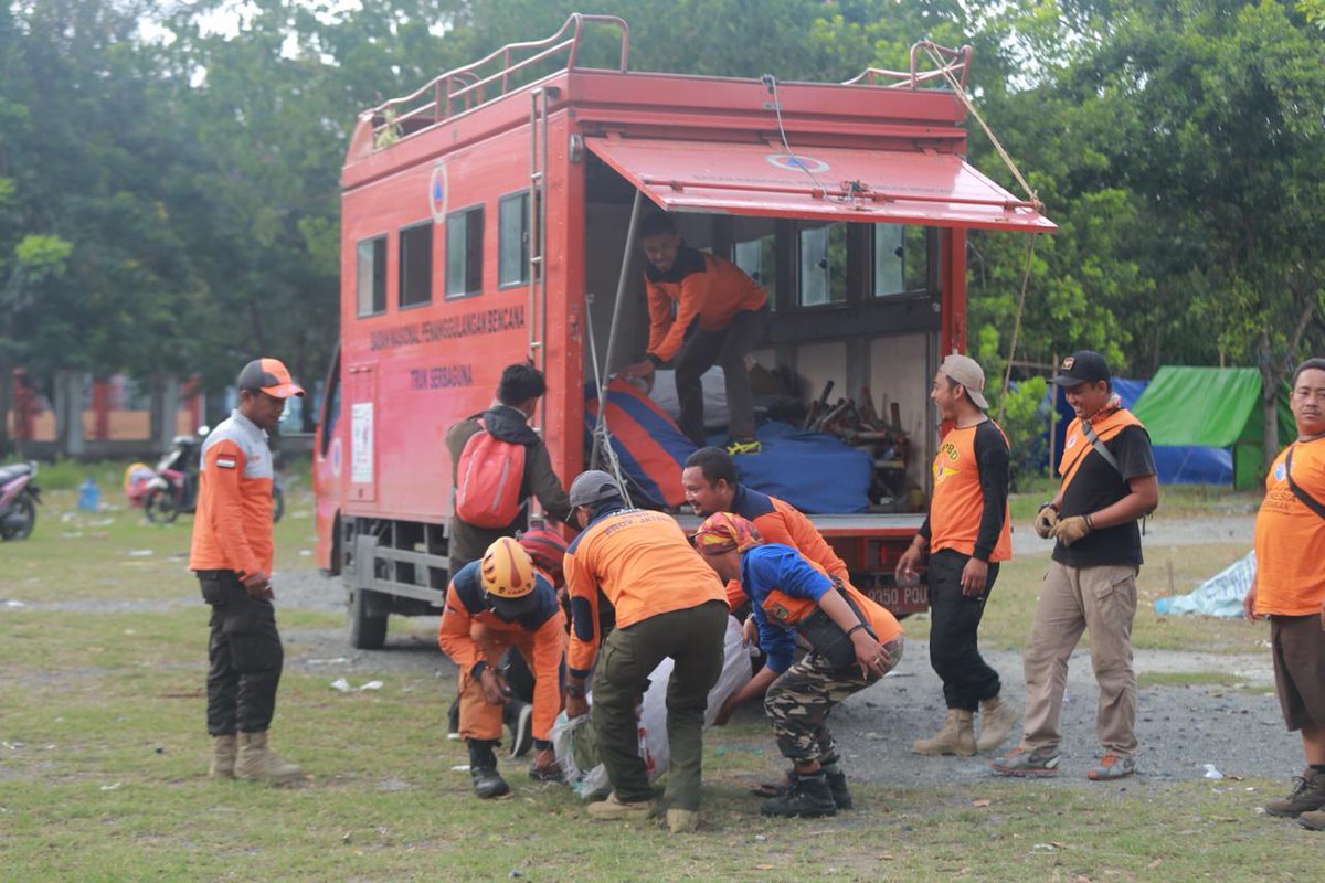 SEMANGAT TANGGUH....!!
proses pengerjaan huntara oleh tim relawan gabungan BPBD JAWA TENGAH bagi korban gempa di wilayah Petobo,Palu, Sulteng. #Sultengbangkit #SultengBangunKembali