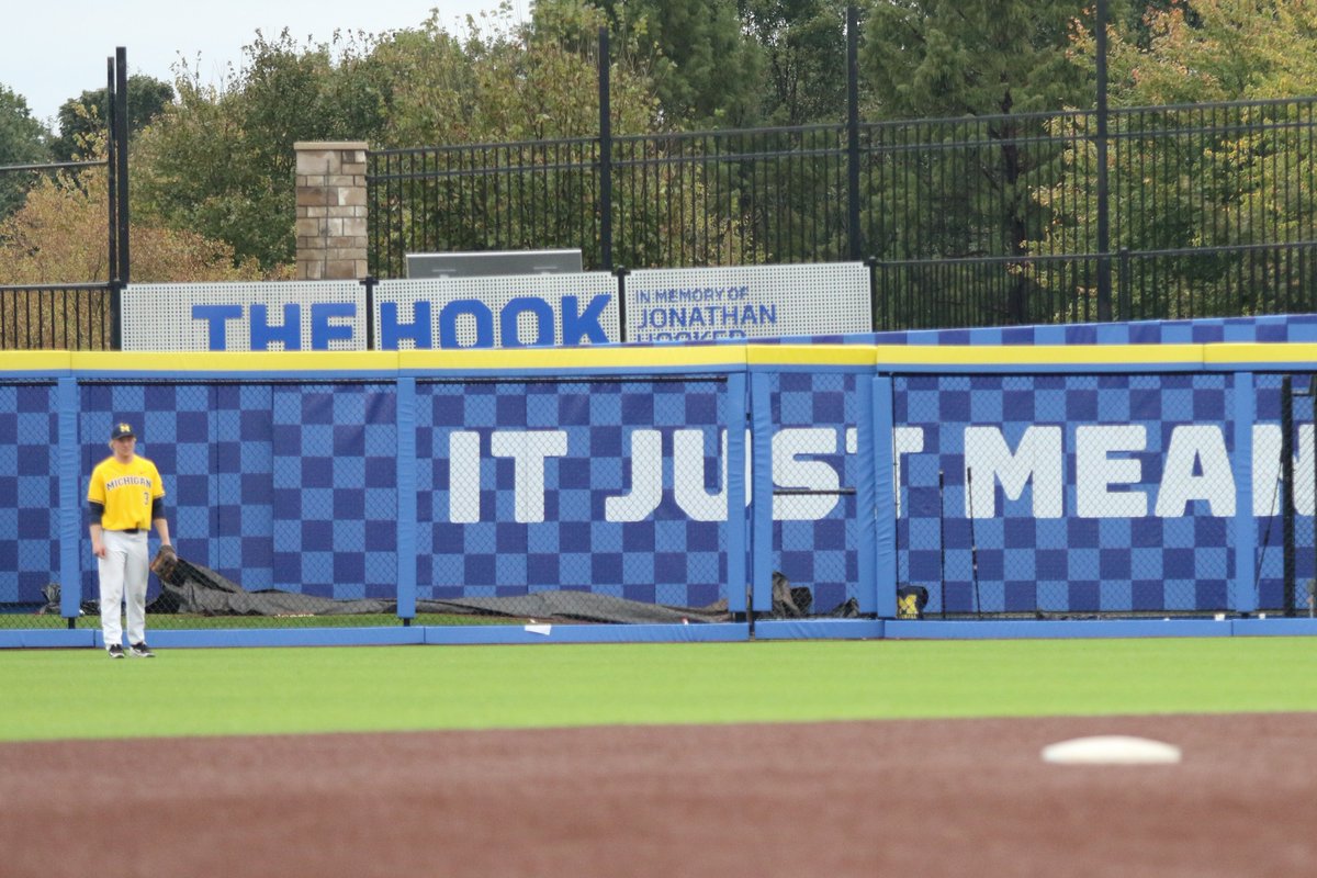 acrphoto's tweet image. Spotted something special peeking out from beyond the right field wall at tonight&apos;s #UKBaseball game. Jonathan Hooker was a former Kentucky pitcher who was lost in the crash of Flight 5191 just hours after his marriage to Scarlett Parsley.