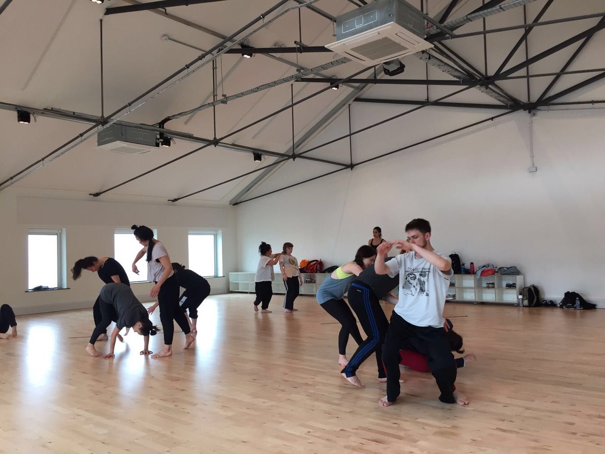 FeetGroundDance's tweet image. Just 2 weeks to go until pro-class at The Place 9-10.30 every weekday morning 29 October - 2nd November. Come and get sweaty with us!
.
.
#proclass #theplace #dance #contemporarydance #release #contact #partnering #improvisation #floorwork #letsgo