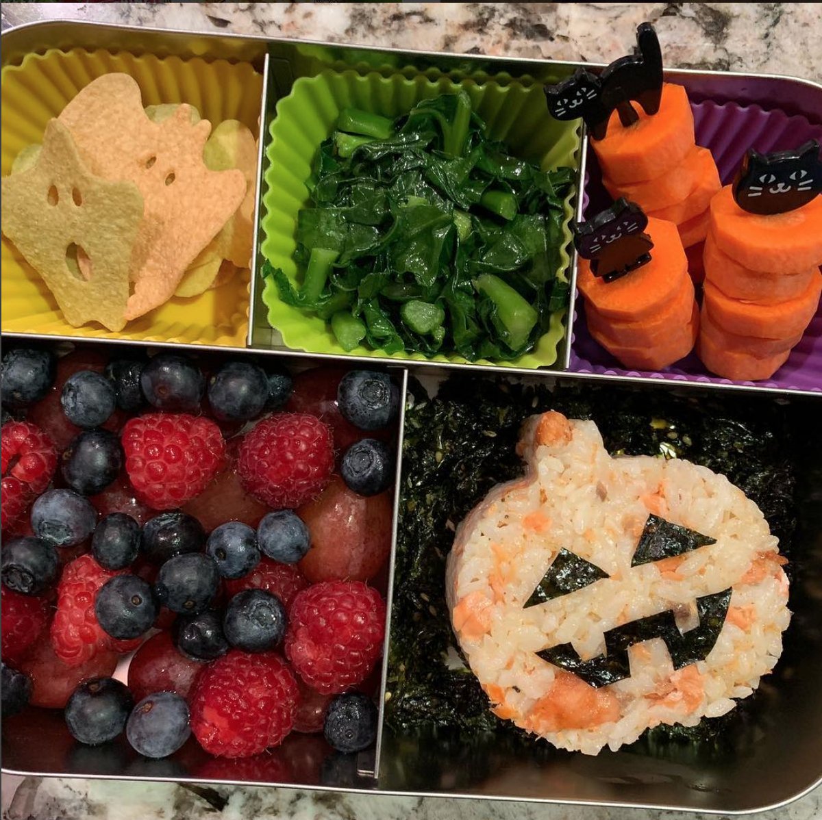 seasnax's tweet photo. Check out this Halloween Themed Kids Lunch full of healthy nutrition! We love it! https://t.co/o4Mzytqpi5 #leonglunches #salmonandrice #seaweedsnacks #🎃 #carrots #chinesebroccoli #boochips #grapes #raspberries #blueberries #bento #kidbento #bentokids #lunchbots @lunchbots https://t.co/VZgVxTMgp9
