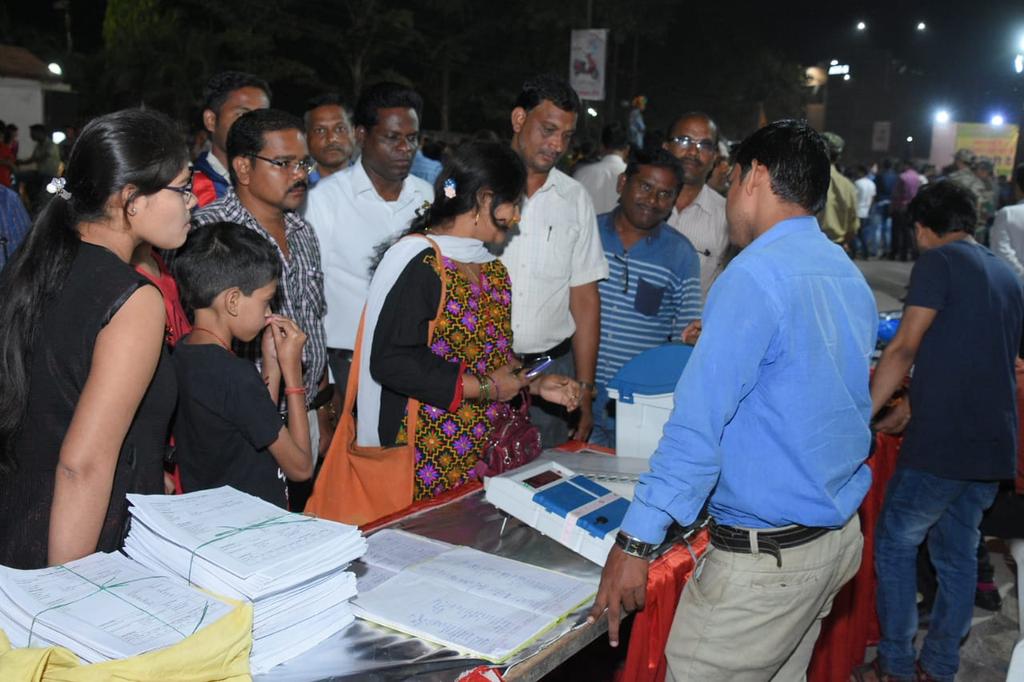 shammiabidi's tweet photo. #Matdaata Rahgiri Day celebrated this Sunday with excitement Songs ,Dance ,Jam session, Quiz, Magic show,Tattoo making, Evm Vvpat Demo and E roll awareness ,created a platform for engaging people of all ages through interactive games and performances culminatedwitha pledge tovote https://t.co/yhXGAENUA9