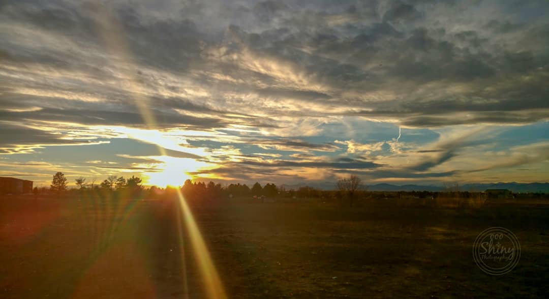 oooshinyphotos's tweet photo. Such a beautifully stunning #sunset.
Taken on 11-26-17, in #Aurora, #Colorado, with a #XT1585 at 5mm.

#oooShiny #oooShinyPhotography #mountains #clouds #coloradophotography #coloradophotographer #nature #naturephotography #landscape #landscapephotography #9stills #coloradolove https://t.co/QuFEbjkNBv