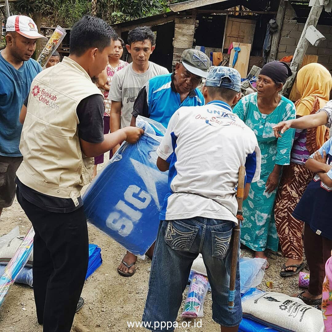 sedekah_online's tweet photo. SIGAB Kembali Salurkan Logistik
Tim Siaga Bencana (SIGAB) PPPA Daarul Qur’an kembali mendistribusikan bantuan logistik untuk korban gempa bumi dan tsunami yang berada di Palu, Sigi, Donggala (Sulawesi Tengah).
More : https://t.co/Pda6FsFtAa
#ZakatNowSedekahSekarang #Sigab https://t.co/Omw0H7AQJZ