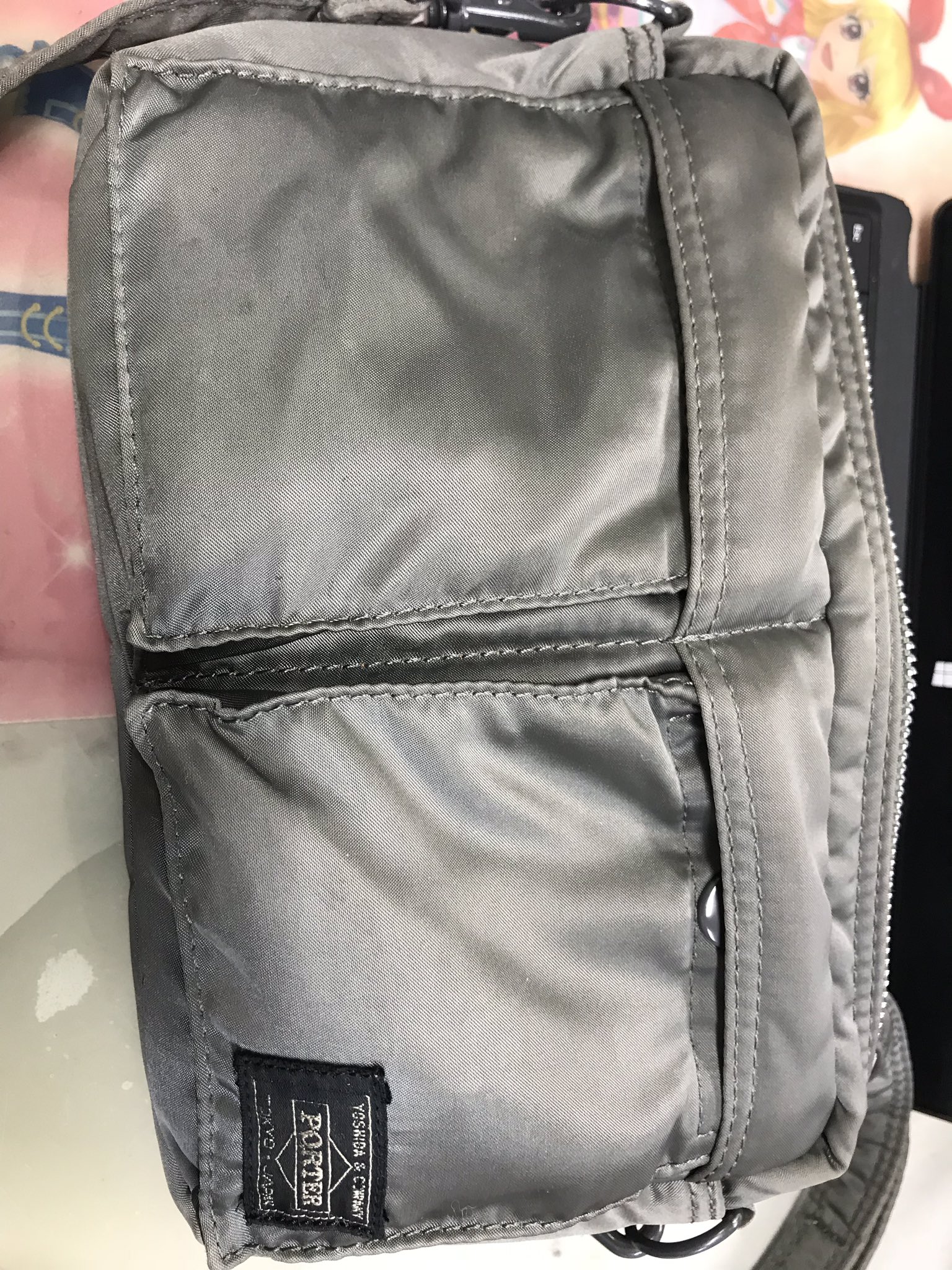 るーく このバッグ 汚い の中に 財布も入れとくけど この内側のところに 札を入れるし 小銭も入れちゃう 同人即売会で お金ぶちまけちゃう人もいるけど そんな心配もないよ 前に抱えておけば盗難防止にもなると思う T Co Vn1qbkaqew