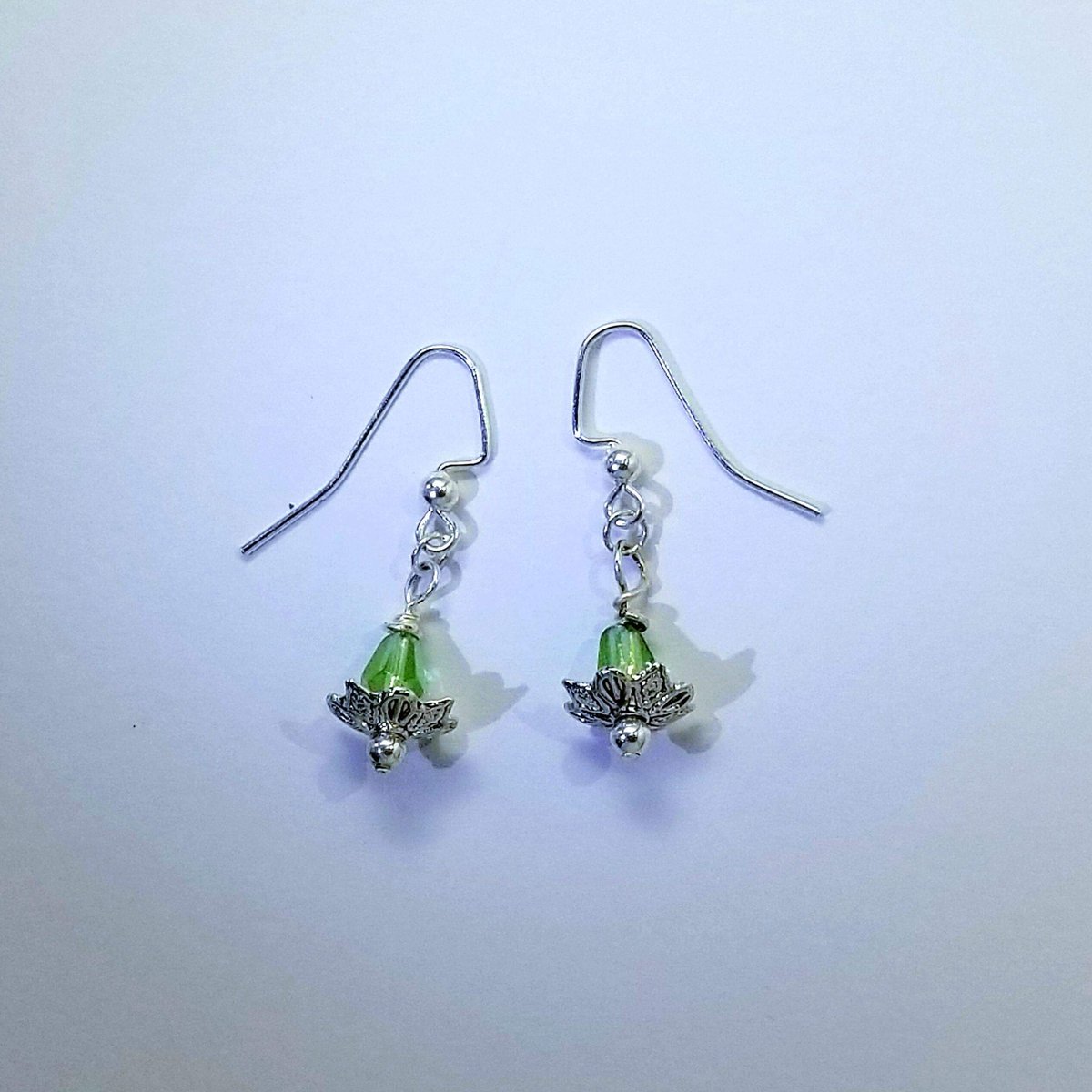 Bex_makes_stuff's tweet photo. #jewelry #earrings #beading #independentartist #blooming #green https://t.co/gLnhQGr1CZ