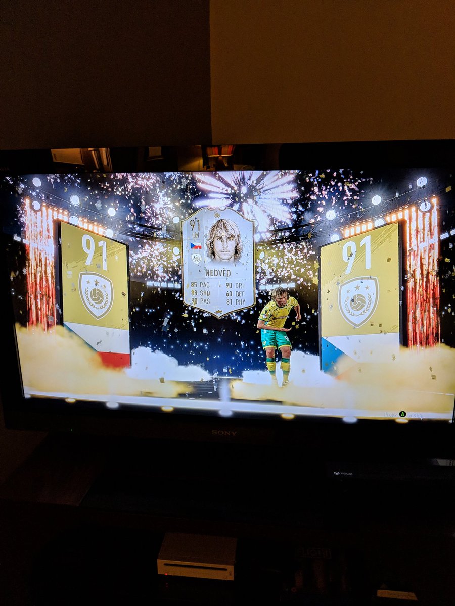 DirtyLeeDee's tweet photo. @HarperHype Gold 2 and finally packed an icon! First time ever, maybe my pack luck has finally changed! Just need to work out when to sell him https://t.co/pYSwSum1hZ