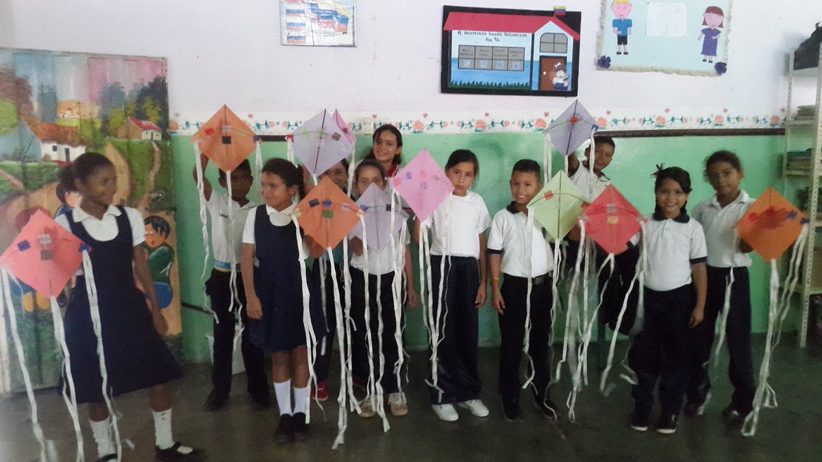ebkm_96's tweet photo. Elaboracion de papagayos por parte de Formacion Docente con los niños y niñas de la segunda etapa en el 19 Aniversario de las Escuelas Bolivarianas https://t.co/ouVZts6srM