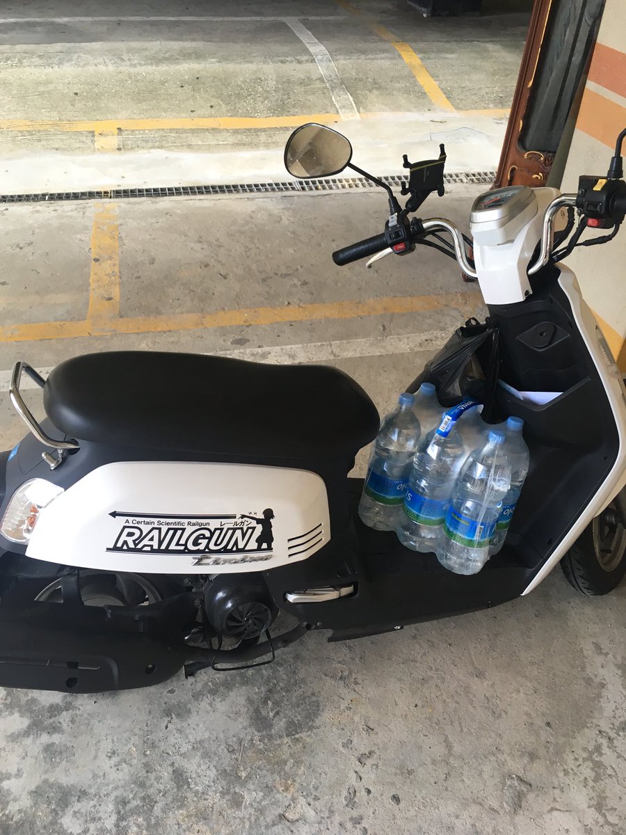 전에 타던 스쿠터가 고장나서 다시 하나 장만했다능 오덕스럽게 스티커도 붙였음 하악하악