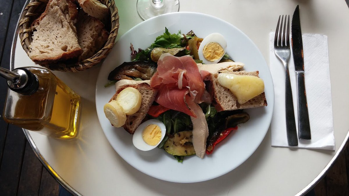 Père-Lachaise에 가시게 되면 Les Polissons에 들려보세요. 
Salade toast에 엄지척!