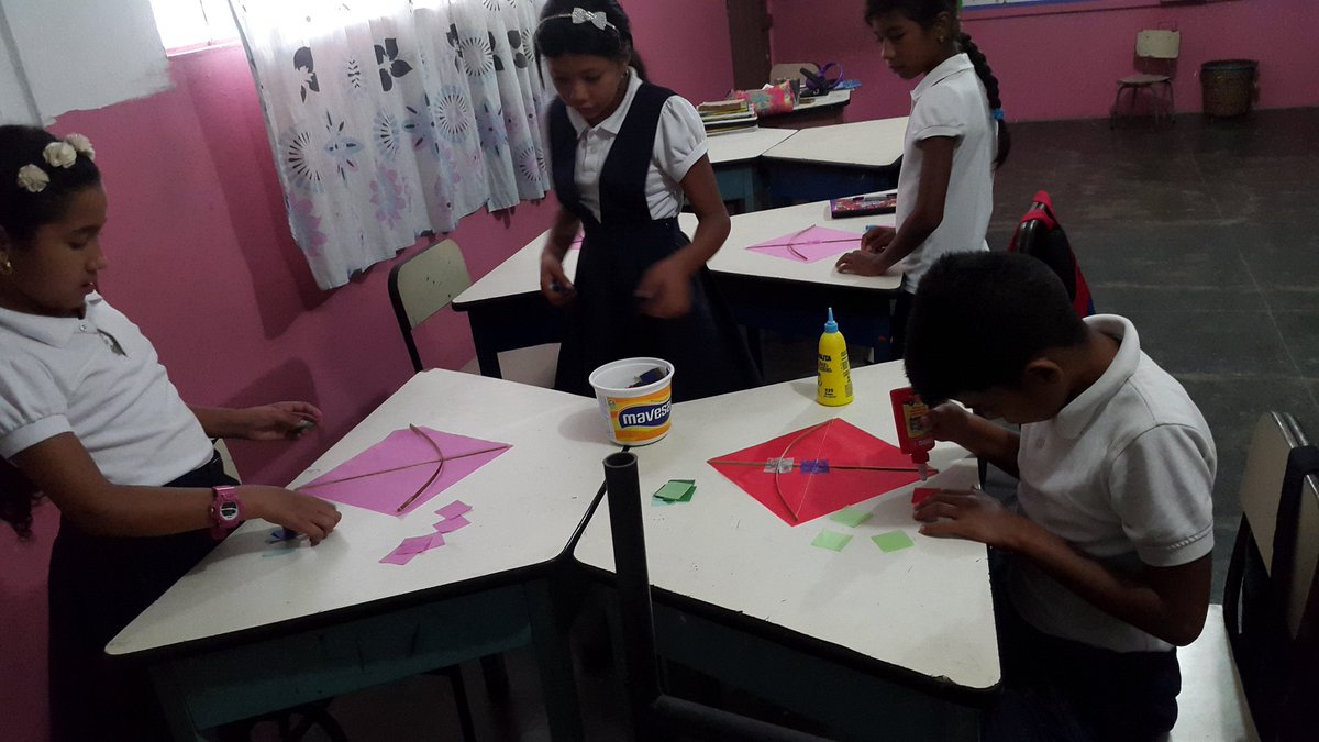 ebkm_96's tweet photo. Elaboracion de papagayos por parte de Formacion Docente con los niños y niñas de la segunda etapa en el 19 Aniversario de las Escuelas Bolivarianas https://t.co/ouVZts6srM