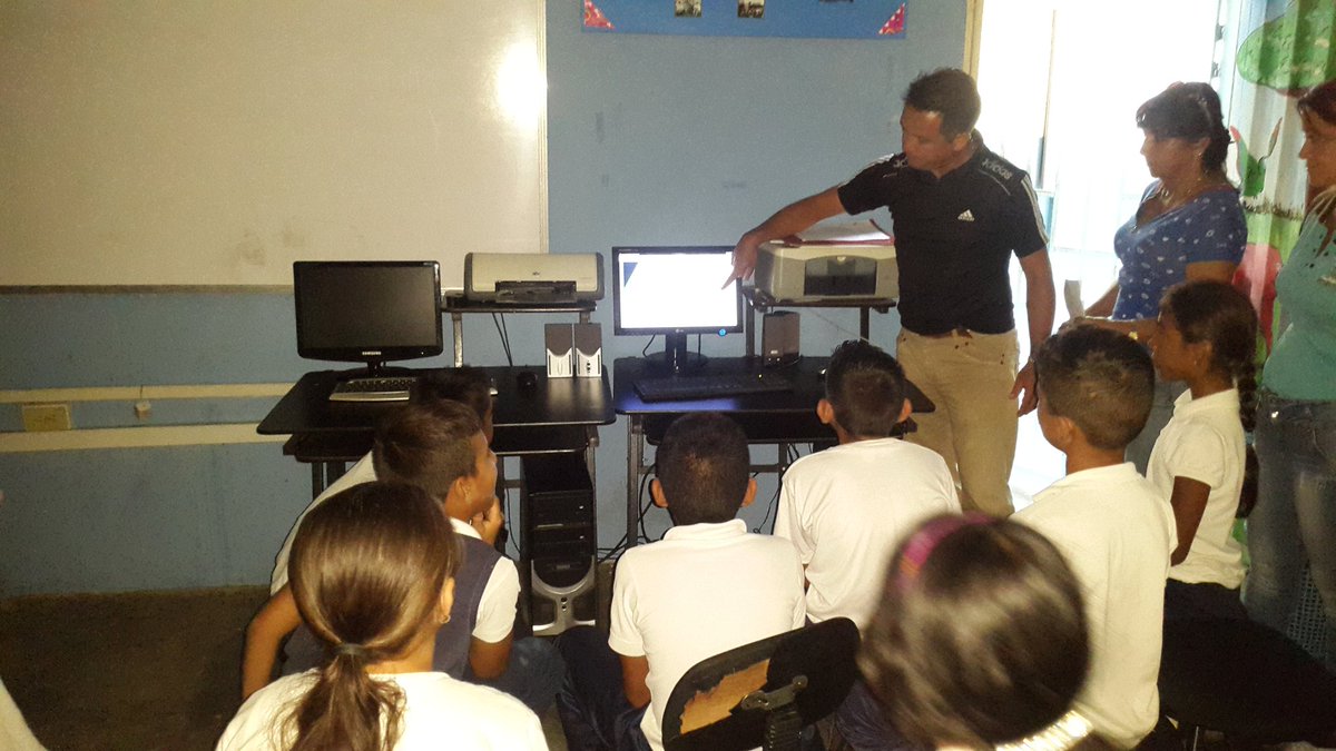 ebkm_96's tweet photo. Video Foro sobre los 19 Aniversario de las Escuela Bolivarianas https://t.co/Dpa35PzZTK
