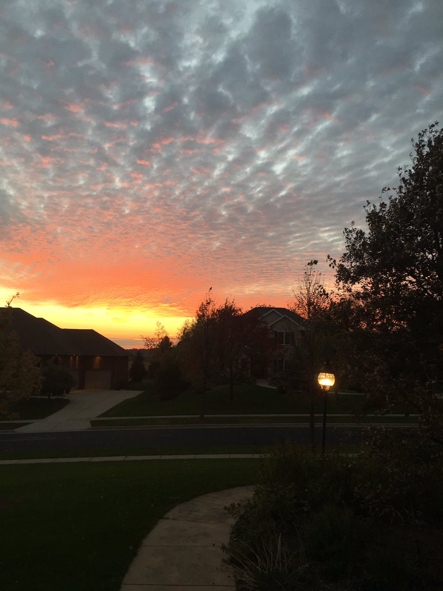 NatalieWorman's tweet photo. a pretty sunset accompanied by some cirrocumulus clouds yesterday evening in madison @AOS100_2018 https://t.co/HOtZnpLfyl