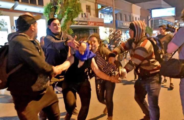 fedegvazquez's tweet photo. Grupos de tareas vestidos de civil salieron a disparar, pegar y detener a mujeres en el final del #EncuentroNacionalDeMujeres https://t.co/8DQlYiPWIT