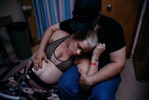 #urbanhatchsays
You WILL need support throughout your entire labour, especially from when you’re in proper labour . Have someone by your side who makes you feel calm, relaxed, reassured and who can get you back on track when you’ve hit a wall. 
@catherinebrownphotography