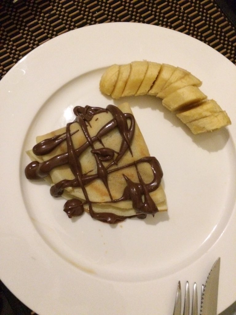claufans's tweet photo. @diegodelacurva Yo te leí así 😆 Tremendo panqueque de dulce de leche con baño de chocolate y banana. https://t.co/xWNLGjNrEf