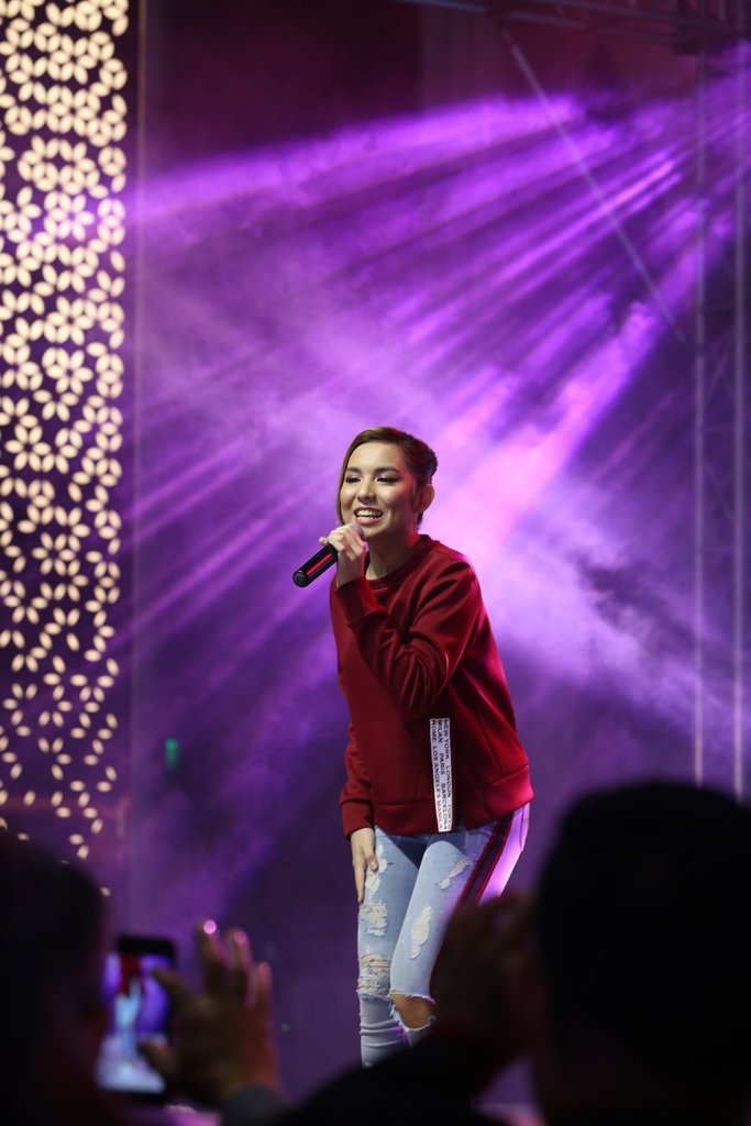 BoardwalkPH's tweet photo. #BWSalesAwards2018 #BWinOkada #BWHollywoodPremiere #BoadwalkPH

#KylineAlcantara was the surprise guest and sang two wonderful songs to close off the programme! https://t.co/trfVslH0lw