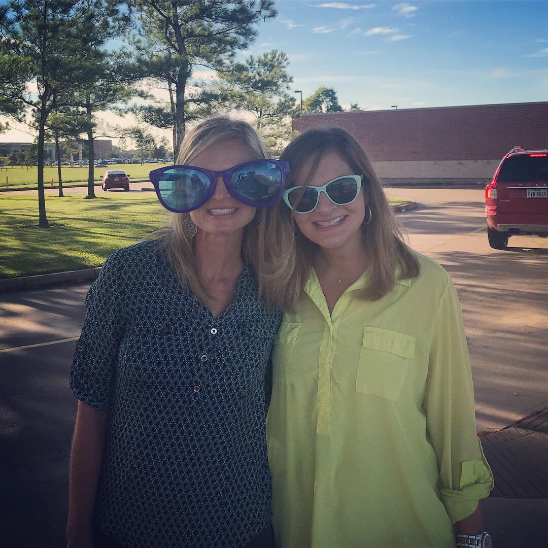 HeatherPNix's tweet photo. Crazy hair, donβt care!! #boosterthonfun #crazyhair #teachersjoinedin #twins #neonandsunglasses #robisonelementary @RobisonES https://t.co/vAgEJZQtWU