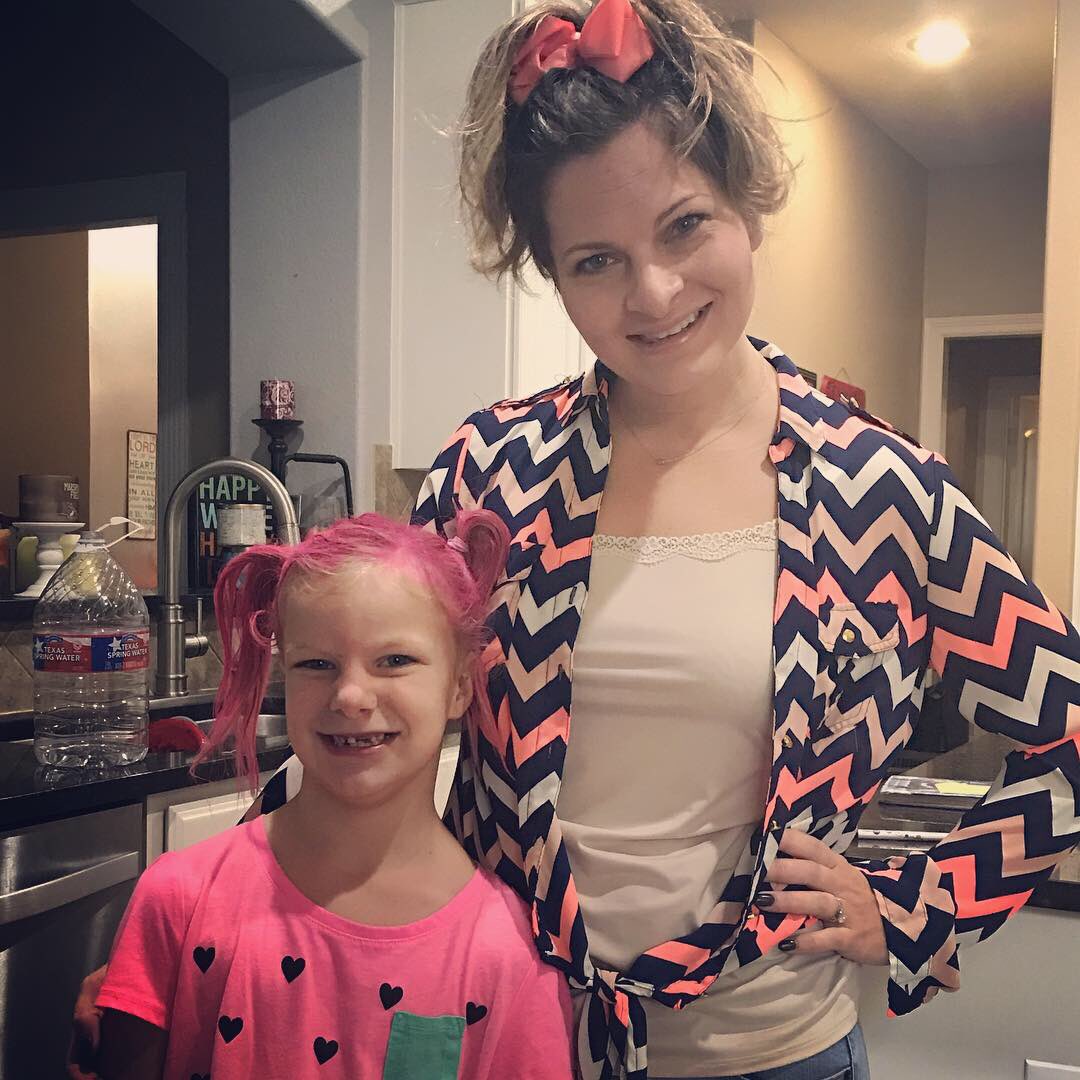 HeatherPNix's tweet photo. Crazy hair, donβt care!! #boosterthonfun #crazyhair #teachersjoinedin #twins #neonandsunglasses #robisonelementary @RobisonES https://t.co/vAgEJZQtWU