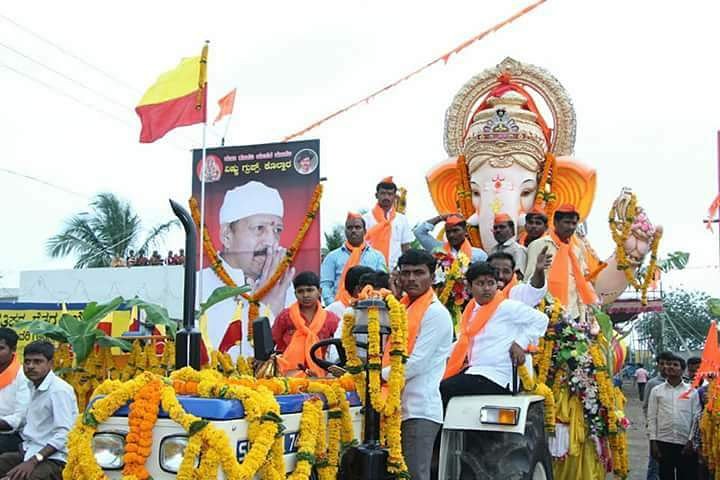 DadaAddaUK's tweet photo. ನಮಸ್ಕಾರೀ, ನಾವು ಉತ್ತರ ಕರ್ನಾಟಕದವರು ವಿಷ್ಣುದಾದಾರ ಎಷ್ಟೂ ಇಷ್ಟಾಪಡುತ್ತಿವಿ ಅಂತಾ ಈ ಫೋಟೋ ಹೇಳುತ್ತೆ ನೋಡ್ ತಮ್ಮಾ...

ವಿಜಯಪುರ ಜಿಲ್ಲೆಯ ಕೊಲ್ಹಾರ ಮತ್ತು ಹುಬ್ಬಳ್ಳಿ https://t.co/Fhe3yzwKyx