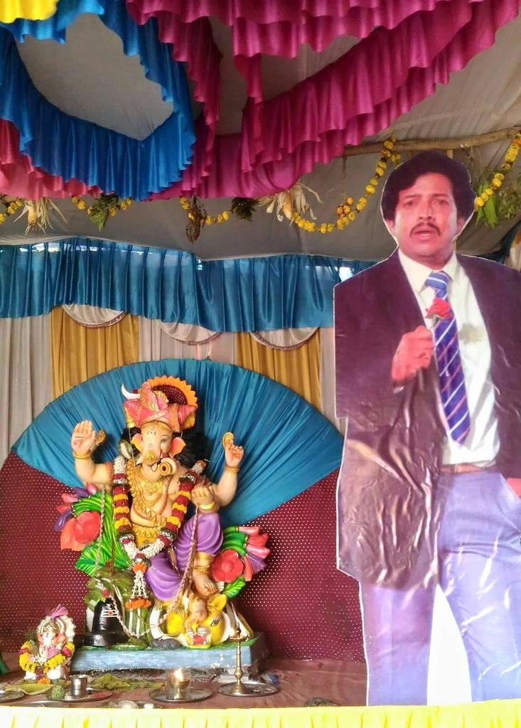 DadaAddaUK's tweet photo. ನಮಸ್ಕಾರೀ, ನಾವು ಉತ್ತರ ಕರ್ನಾಟಕದವರು ವಿಷ್ಣುದಾದಾರ ಎಷ್ಟೂ ಇಷ್ಟಾಪಡುತ್ತಿವಿ ಅಂತಾ ಈ ಫೋಟೋ ಹೇಳುತ್ತೆ ನೋಡ್ ತಮ್ಮಾ...

ವಿಜಯಪುರ ಜಿಲ್ಲೆಯ ಕೊಲ್ಹಾರ ಮತ್ತು ಹುಬ್ಬಳ್ಳಿ https://t.co/Fhe3yzwKyx