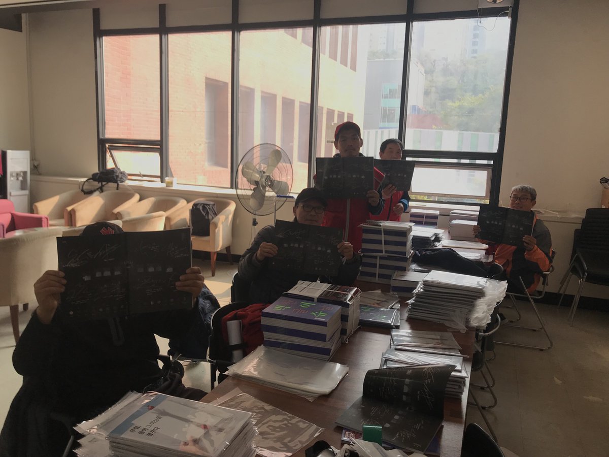 《빅이슈》 189호 특별 페이지👏🏻
컴백을 앞둔 #엑소 의 멤버들이 팬들을 향해 남긴 자필 메시지💌입니다.
그동안 엑소 팬들이 실어준 생일 광고, 그리고 카이의 커버 화보 및 인터뷰까지. 《빅이슈》와 엑소의 인연이 이렇게 또 한 번 이어졌습니다.

#빅이슈 #EXO #EXOL #엑소컴백 #DONTMESSUPMYTEMPO