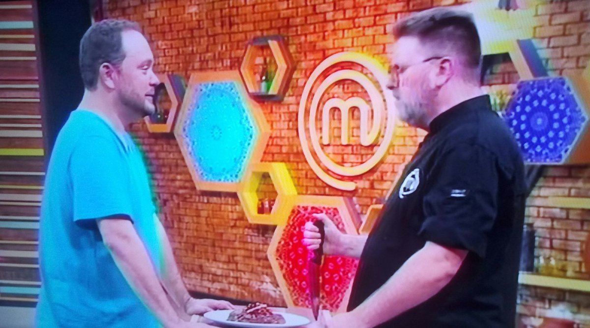 RickyVillegasB's tweet photo. Cuando te encuentras a tu gemelo malvado en la cocina de #MasterChefMx 
#ChefHerrera #ChefBenito #ChefBetty @Chef_Betty, @BenitoySolange, @MasterChefMx. https://t.co/2oYq5jCM0h