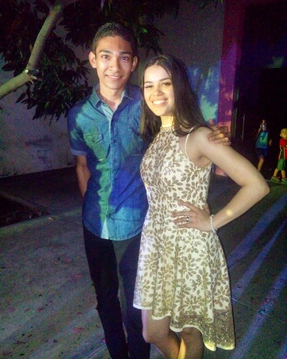 Marco_Fiigueroa's tweet photo. Con una grande✨ Primero dios vendrán cosas buenas🙌 
En lo personal quiero darte las gracias, por permitirme convivir con tigo unos momentos, eres de esas personas que irradia alegría a kilómetros✨😍 Espero tener la posibilidad de despedirte Silvia🙌 @SilviaZep https://t.co/JNB98zVsAg