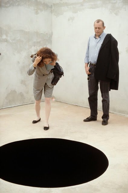 ゆっきー デザイン アート 世界で最も黒い物資で 作られた穴が恐怖すぎ 深さ2 4mの穴があるのに 立体に全く感じないから 地面が黒いだけに見える Vantablack ベンタブラック っていう物資らしいんだけど 光を99 965 吸収してしまう 黒好き ゆっきー デザイン アート 世界で最も黒い物資で 作られた穴が恐怖すぎ 深さ2 4mの穴があるのに 立体に全く感じないから 地面が黒いだけに見える Vantablack ベンタブラック っていう物資らしいんだけど 光を99 965 吸収してしまう 黒好き
