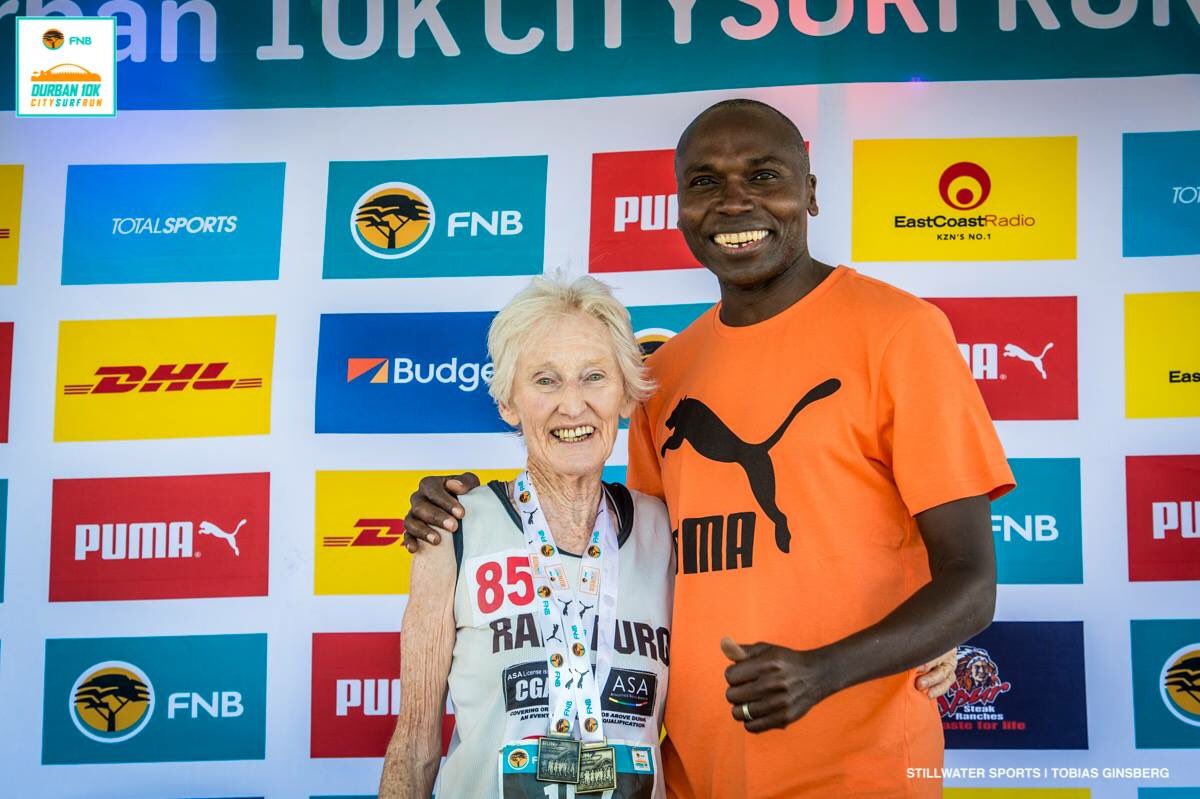 KathleenMcQ's tweet photo. Pic of the day ⁦@Durban10k. Kenyan,  Joshua Cheptegei; 27:16 - 11th fastest time ever for 10k &amp; 87 yr old Deidre Larkin who smashed world record in 60:04 ⁦@FNBSA⁩ ⁦@TotalsportsSA⁩ ⁦@PUMASouthAfrica⁩ -amazing race! #inspired2run https://t.co/5Ig3ZQ8d1O