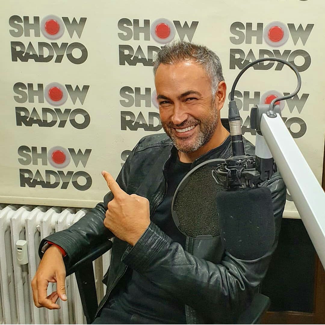 ShowRadyo's tweet photo. 'Evinizin oğlu' Murat Güloğlu' 07.00-09.00 arası ⏳Türkiye'nin 🇹🇷 #showradyo sunda sizlerle ❗ 🔽📻🔽 #evinizinoglumuratguloglu #muratguloglu #hoşgeldiniz #Dj @muratguloglu #onair
#turkiyeninshowradyosu https://t.co/HGSA5mE5lZ