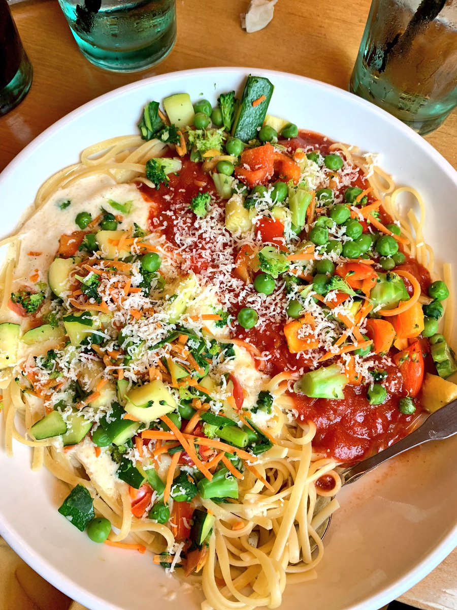 ShowMeThePasta2's tweet photo. Whole grain linguine + 1/2 alfredo + 1/2 marinara + garden veggies 
🍅 🥦 🥕 

#PastaPass https://t.co/4IWehe3U7U