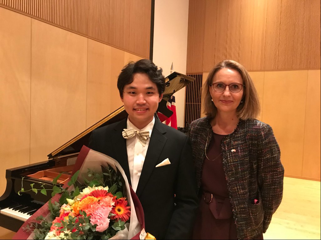 NorwayinJapan's tweet photo. グリーグ国際ピアノコンクールの優勝者 高木竜馬さんが来館されました。優勝と前途を祝し「輝かしいキャリアの一幕に #グリーグ が添えられたことは大変な喜び」とBrudeset大使。今後2年に亘り🇳🇴ノルウェーで交響楽団との共演やリサイタルを行います。
@Griegpianocomp 
@grieg_society
@Ryomatakagi https://t.co/hszfkwPkvu