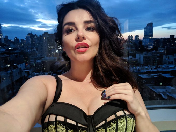 The NYC skies are giving me some serious beauty to pose in front of ✨🌃✨ https://t.co/hqKHDgpllE<a href="/tag/hucow"class="tags"><span>#hucow</span></a>