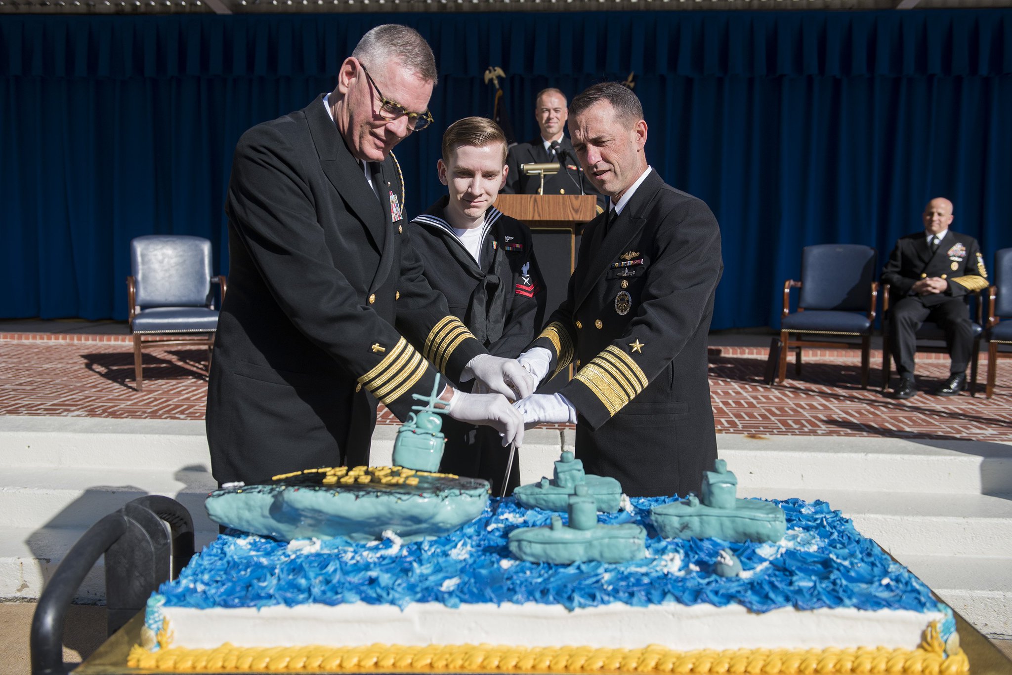 在日米海軍司令部 on Twitter: "ペンタゴンで行われた米海軍の243回目のお誕生日をお祝いするバースデーケーキカットの様子。波に