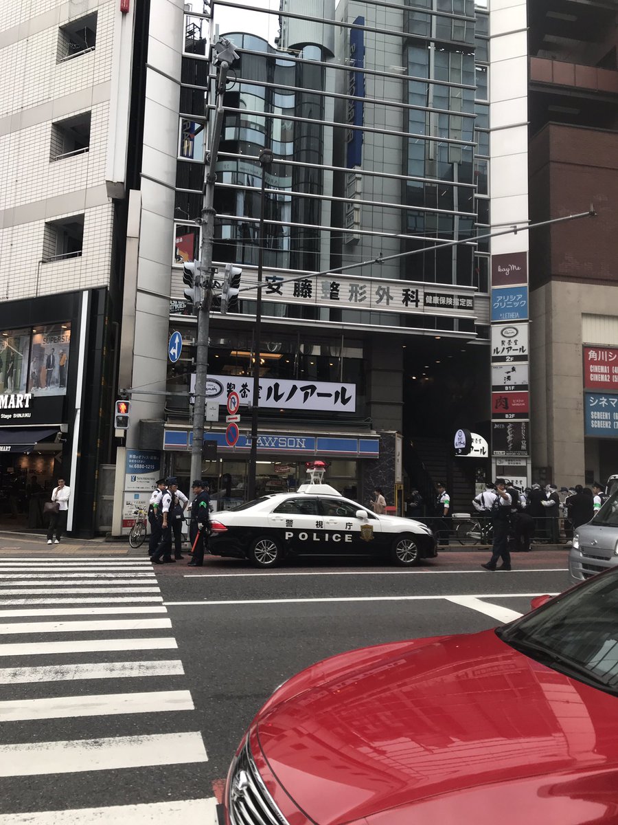 新宿三丁目駅前で殺人事件の可能性のある男性の遺体が見つかった現場の画像