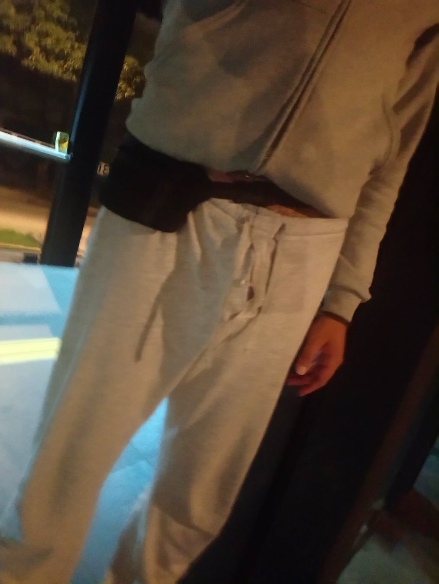warrosexxx's tweet photo. Hoy andaba así, con pijama y con la abertura del pants sin abotonar https://t.co/HzKzUjU1CC