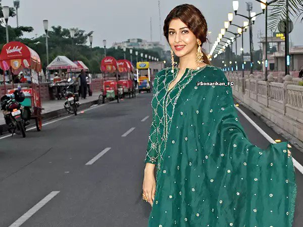 Sonarikan_FC's tweet photo. The prettiest woman with her prettiest smile @BSonarika 😍😘❤️
#LucknowPromotions 😍
.
.
#DastaaneMohabbat #salimanarkali #sonarika #sonarikabhadoria https://t.co/LevVH7xMLX
