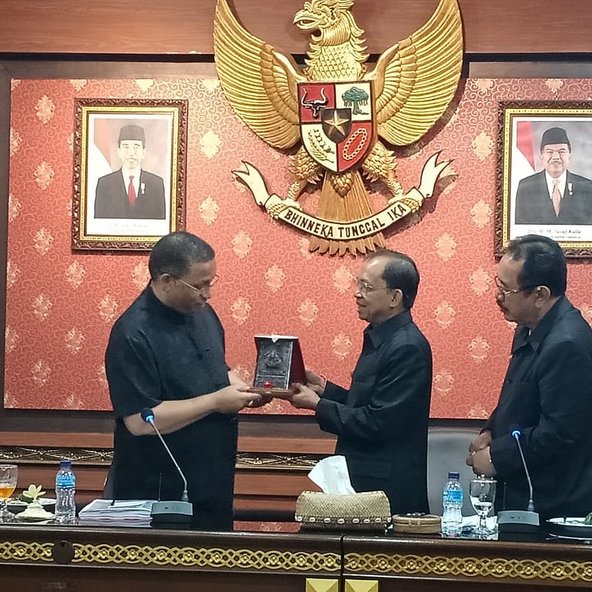 watuaye's tweet photo. Gubernur Bali Bapak Wayan Koster  &amp; Wagub Bali Bapak Tjokorda Oka Sukawati menerima Konjen RI Cape Town,Afrika selatan.Di ruang Praja Sabha Membahas Kerjasama di berbagai bidang,Senin 15/10/18

#GubernurBali
#KosterAce
#BundaLover
#NangunSatKerthiLokaBali https://t.co/vKh3My3I1y