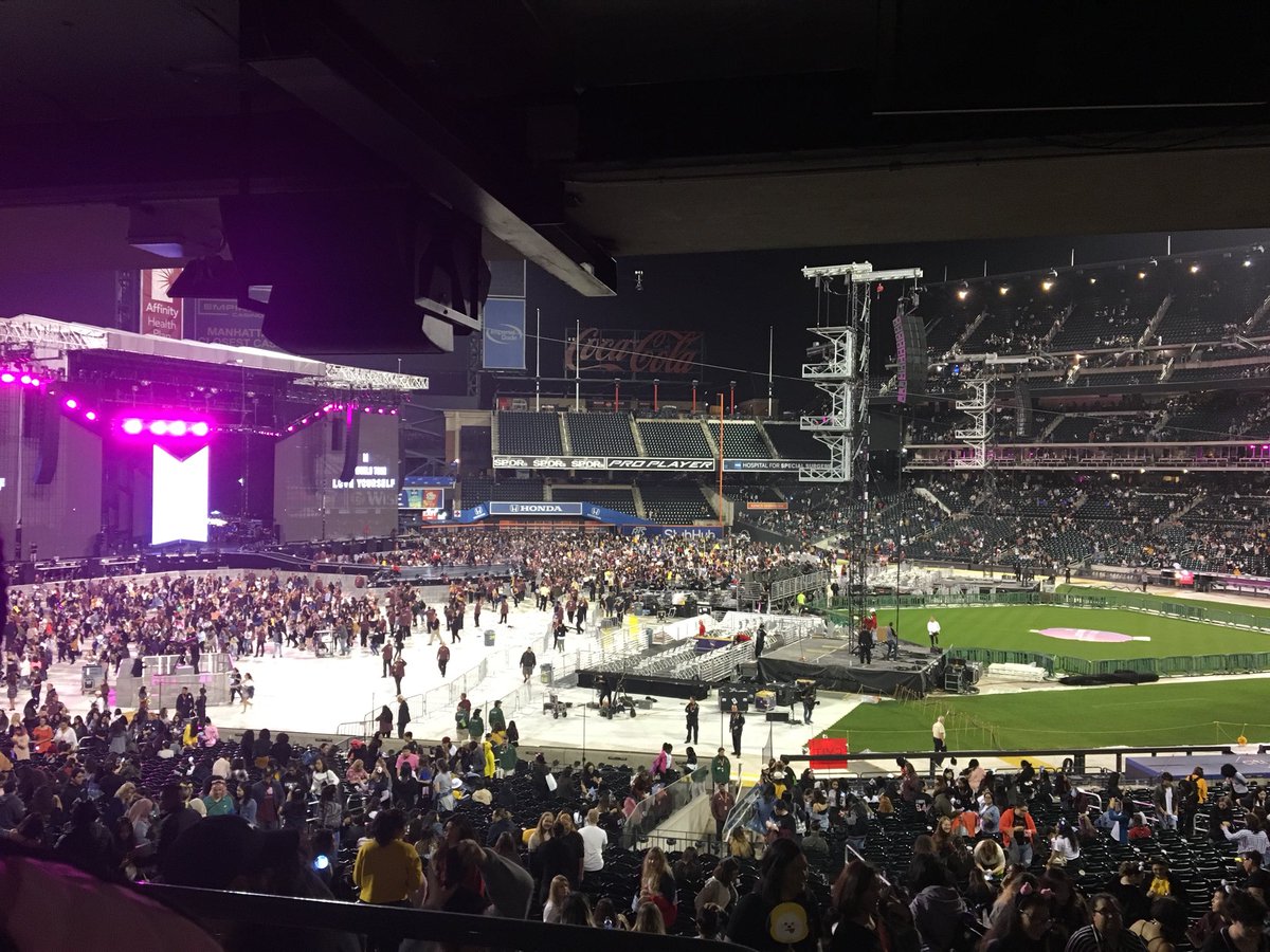 nyang_lvr's tweet photo. I didnโt tweet anything but I went to Citi Field LY Tour concert and it was my happiest, best day of my whole entire life. It was my first time going to concert, I had so much fun.
I hope I can see them again๐๐
#BTS
#ARMY
#citifieldbts
@BTS_twt https://t.co/T2FNpE3OrA