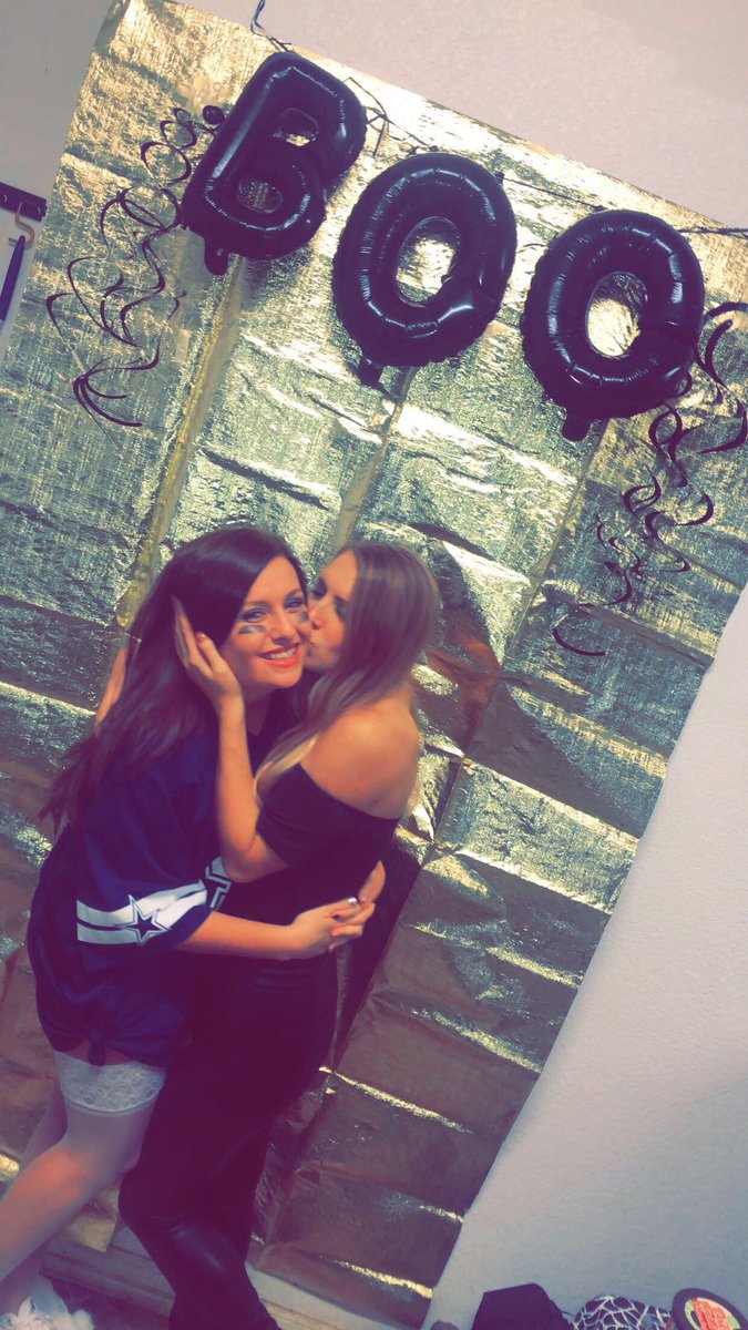 Baylorpaigee's tweet photo. I think dressing up for Halloween becomes more fun when you’re older 😏🖤 https://t.co/sZkFLnWfeR