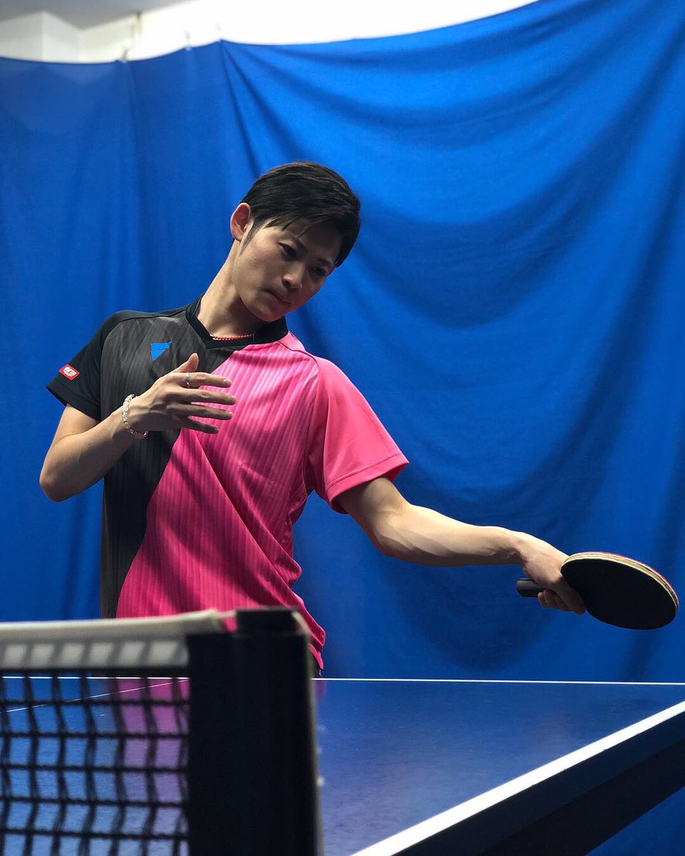 ユージくん 卓球youtuber Victasさん日本代表ユニフォームです 今回はピンク 今後 黒と青を紹介します ピンクでも黒が入ることにより 男性が着ても違和感なく着れます むしろカッコよく感じます 自分的にはピンクが一番良い感じがしました