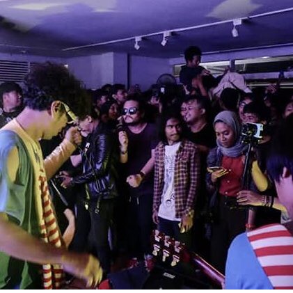 onehourset's tweet photo. Sekalian nih, ngingetin aja. Bulan lalu kami kedatangan abang-abang eksentrik dari ibu kota! @theupstairs3 .

Semua terekam tak pernah mati!⚡️#onehourset vol.6 https://t.co/Bf04dVYXhf