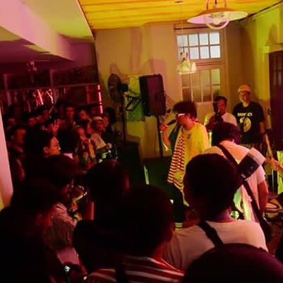 onehourset's tweet photo. Sekalian nih, ngingetin aja. Bulan lalu kami kedatangan abang-abang eksentrik dari ibu kota! @theupstairs3 .

Semua terekam tak pernah mati!⚡️#onehourset vol.6 https://t.co/Bf04dVYXhf