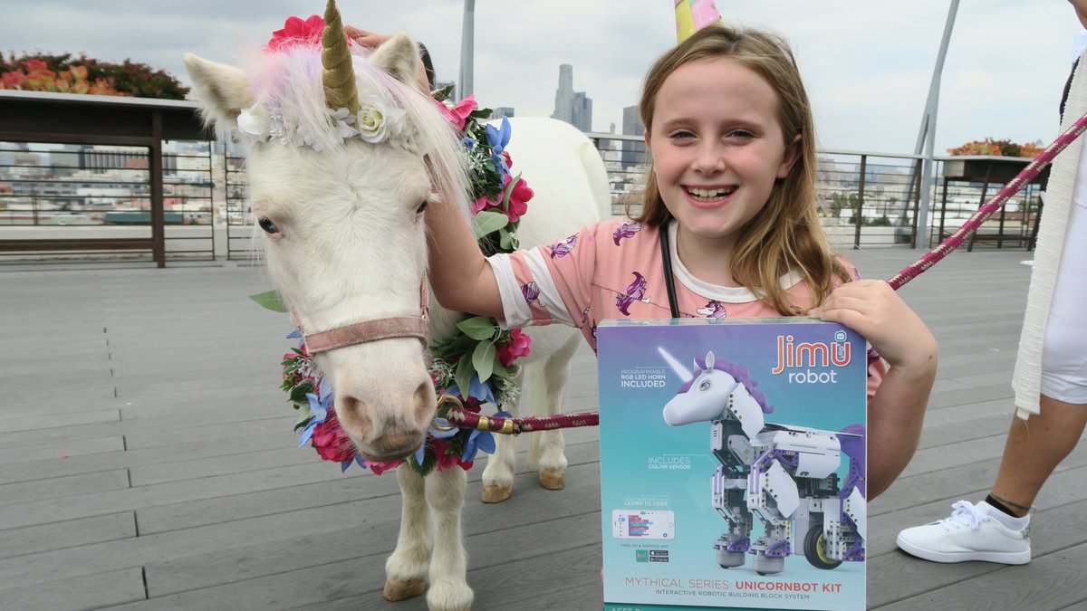 onthesceneadv's tweet image. I had a magical time today with my family at the @UBTECHRobotics and @JimuRobot release party for their new #unicornbot There was a Unicorn on hand for pictures, Icees, Cookies and we got to try out all the cool STEM robots! Super cool gift for birthdays or the holidays!!! 🦄🤖❤️