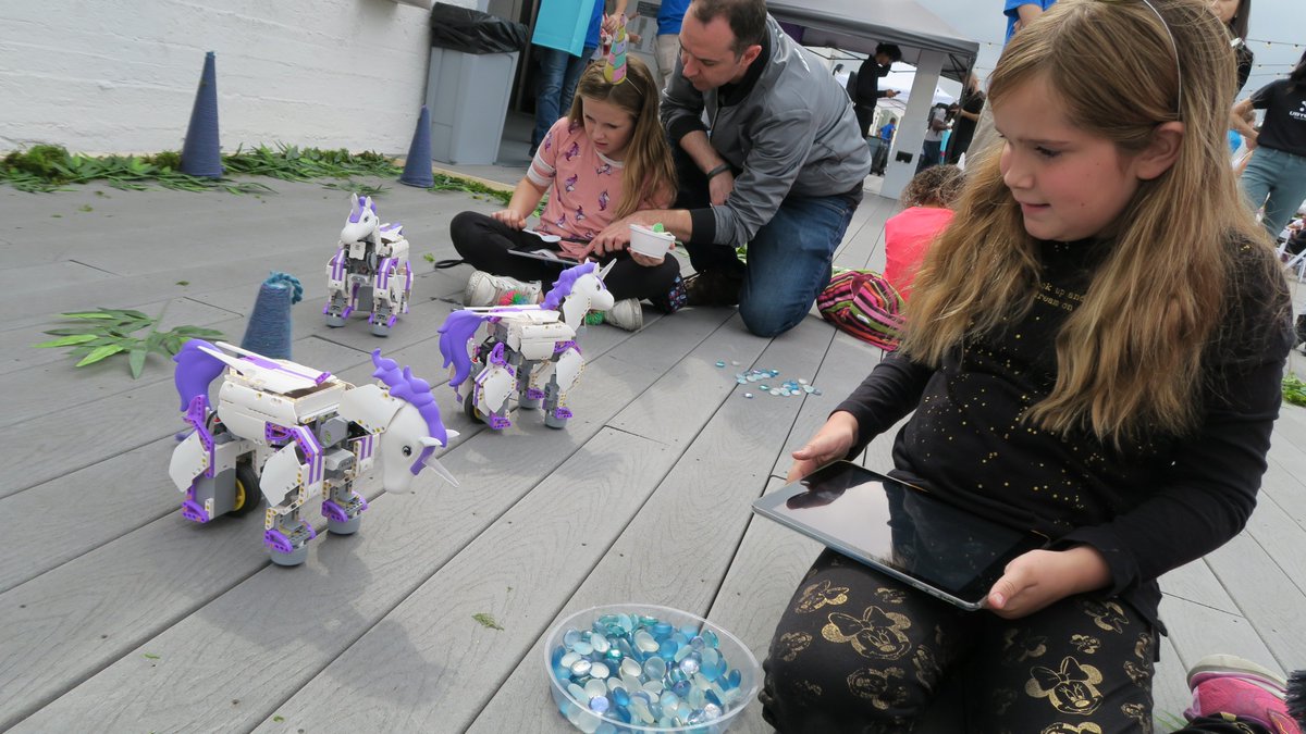 onthesceneadv's tweet image. I had a magical time today with my family at the @UBTECHRobotics and @JimuRobot release party for their new #unicornbot There was a Unicorn on hand for pictures, Icees, Cookies and we got to try out all the cool STEM robots! Super cool gift for birthdays or the holidays!!! 🦄🤖❤️