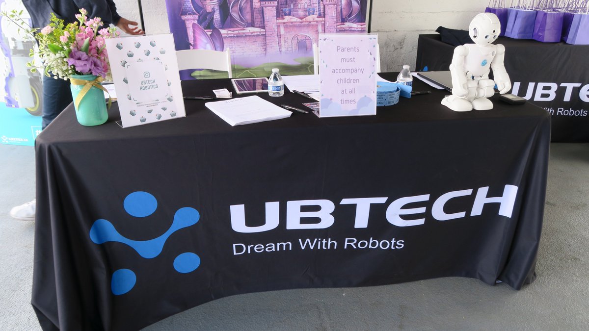 onthesceneadv's tweet image. I had a magical time today with my family at the @UBTECHRobotics and @JimuRobot release party for their new #unicornbot There was a Unicorn on hand for pictures, Icees, Cookies and we got to try out all the cool STEM robots! Super cool gift for birthdays or the holidays!!! 🦄🤖❤️