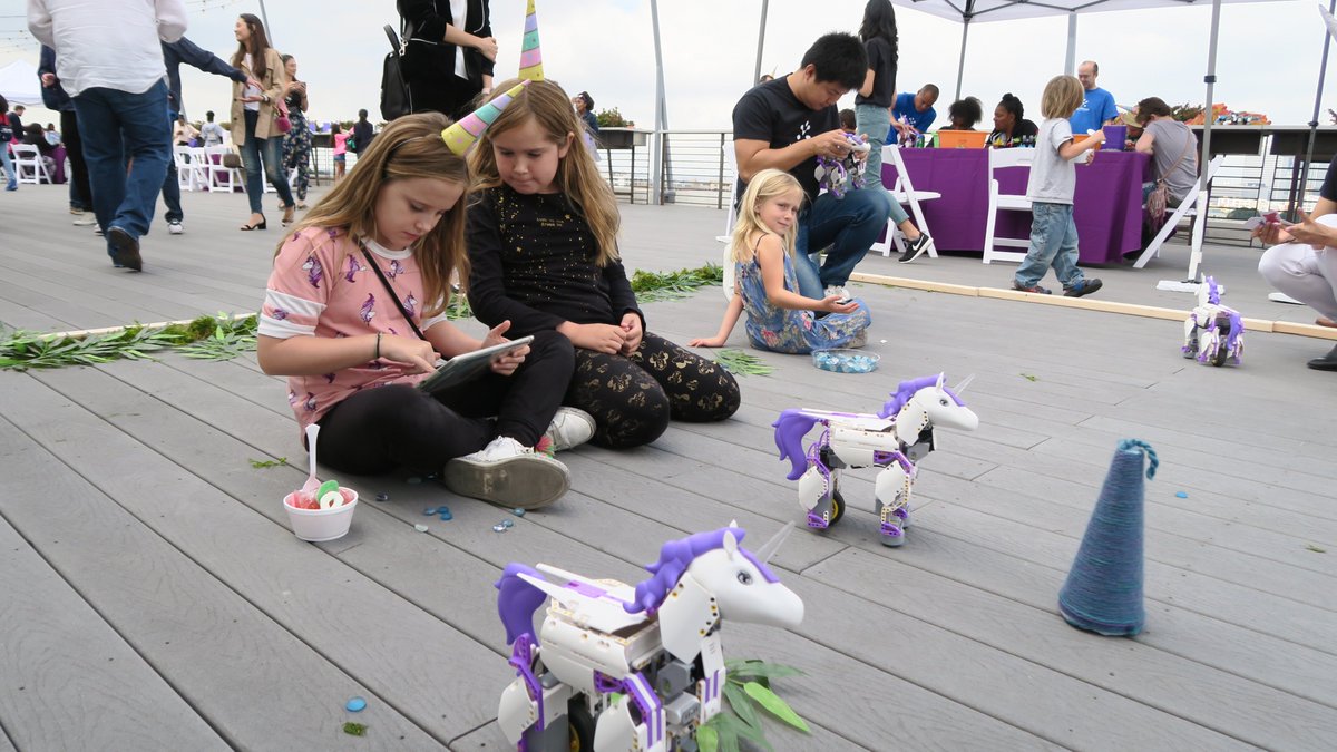 onthesceneadv's tweet image. I had a magical time today with my family at the @UBTECHRobotics and @JimuRobot release party for their new #unicornbot There was a Unicorn on hand for pictures, Icees, Cookies and we got to try out all the cool STEM robots! Super cool gift for birthdays or the holidays!!! 🦄🤖❤️