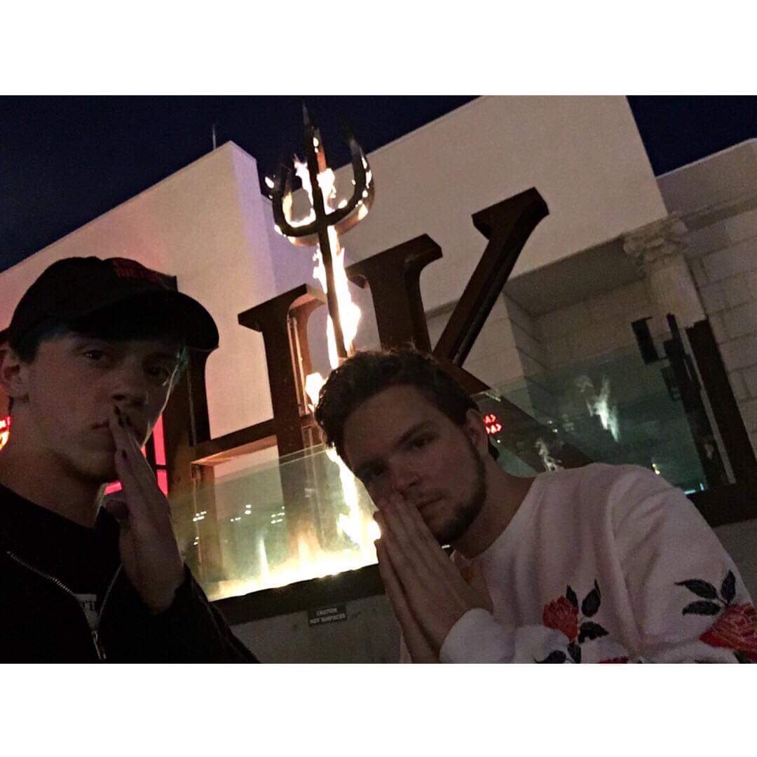 WowImStillEmo's tweet photo. We out here flexin on em (This is literally our only pic in Vegas and ofc we gotta hardstyle) #HellsKitchen #Vegas #Boolin #Isthishowthisworks https://t.co/zM7I4N1lrD