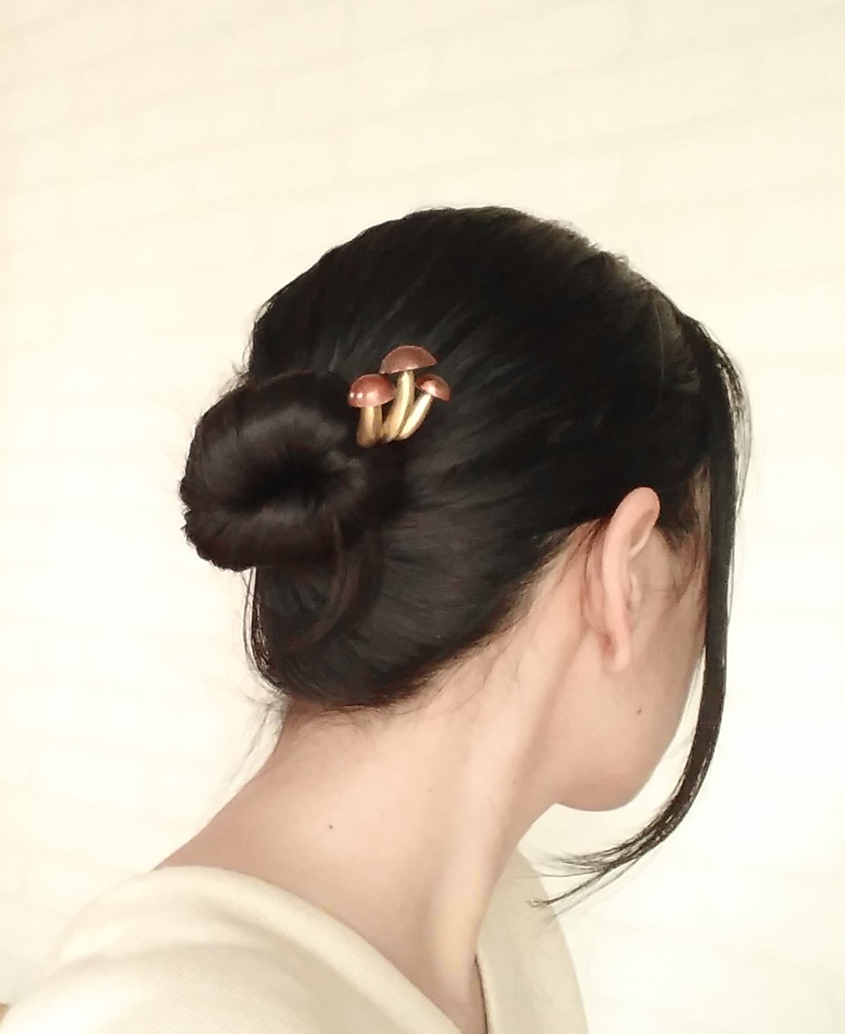 かんざし 小物 小梅屋 髪に挿すと 頭からきのこ 生えてきた みたいになるかんざし 実用バージョン かんざし1本でまとめ髪固定してます これで近所のスーパー行ったりしてるけど 今のところ特に何も反応ないです 皆さん真剣に買い物してるから きのこ