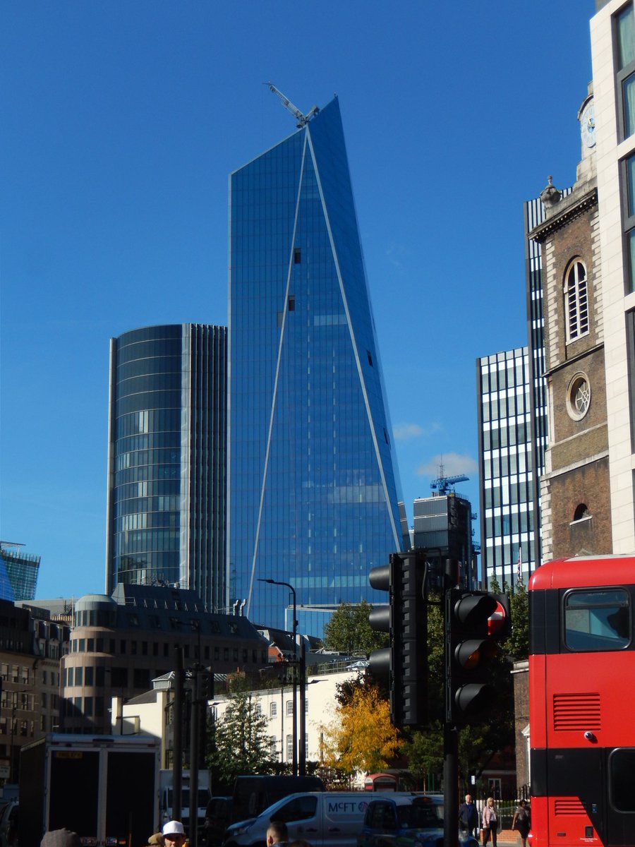 “the scalpel”
clear view
#cityoflondon
#onthestreets
#lookup into the blue 
dissecting #architecture 
.
#industrialcolour #colour #blue #grey #white #red #geometricspaces
#space #spacebetween
.
#dailypost D1307
#kbwoodnews
#idrawwithascalpel 
#scalpellondon 
#thescalpel #skanska